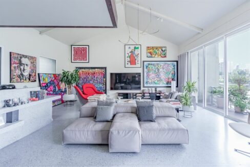 EI2-217_A6MVMdiw5RlYeyKM5HWIQg