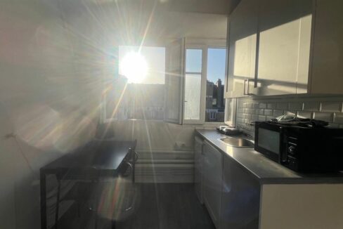 EI2-220_HarFf7bLQ36usEAWMb0sFg